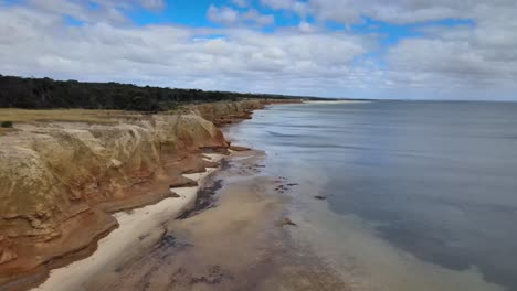 vuelo de drones sobre una playa con rocas rojas, isla canguro, sur de australia
