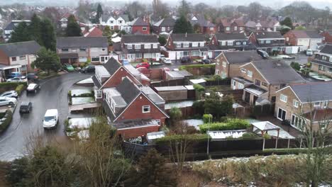 Schneebedecktes-Luftdorf-Wohngegend-Winter-Gefrorene-Häuser-Und-Straßen-Im-Nordwesten-Niedrig-Dolly-Rechts