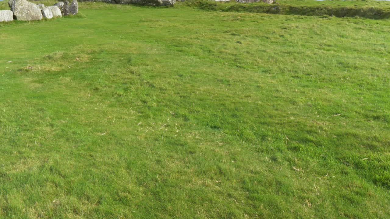 Loughcrew Cairns: cementerio megalítico con tumbas de corredor en el condado de Meath, Irlanda. Plano que se inclina hacia arriba revelando la toma