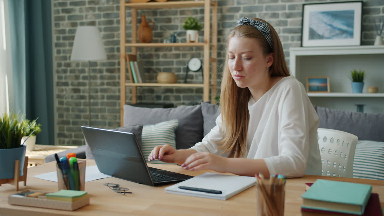 집에서 공부하는 젊은 여성