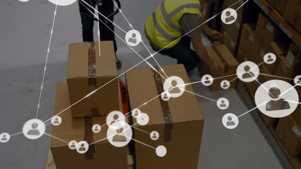 Video composito digitale di una rete di connessioni su un uomo che lavora in magazzino.