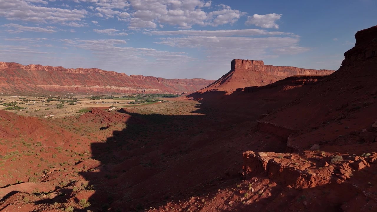 Drone che vola vicino alla Castleton Tower a Moab in 4k.