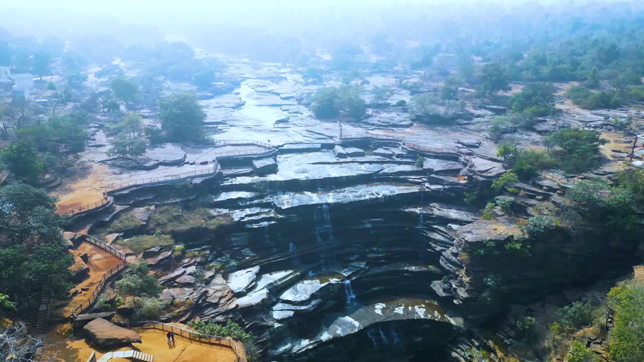 las cascadas rajdari y devdari se encuentran en el santuario de vida silvestre chandraprabha