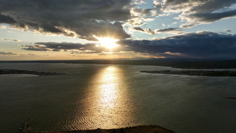 puesta de sol aérea: balaruc-les-bains y etang de thau se unen en una costa impresionante