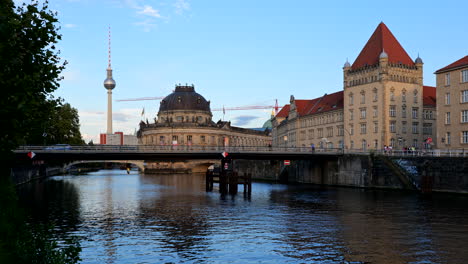 Stadt-Berlin-In-Der-Abenddämmerung-In-Deutschland,-Skyline-An-Der-Spree-Mit-Bode-museum-Und-Fernsehturm