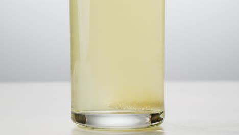 disolver un comprimido en agua