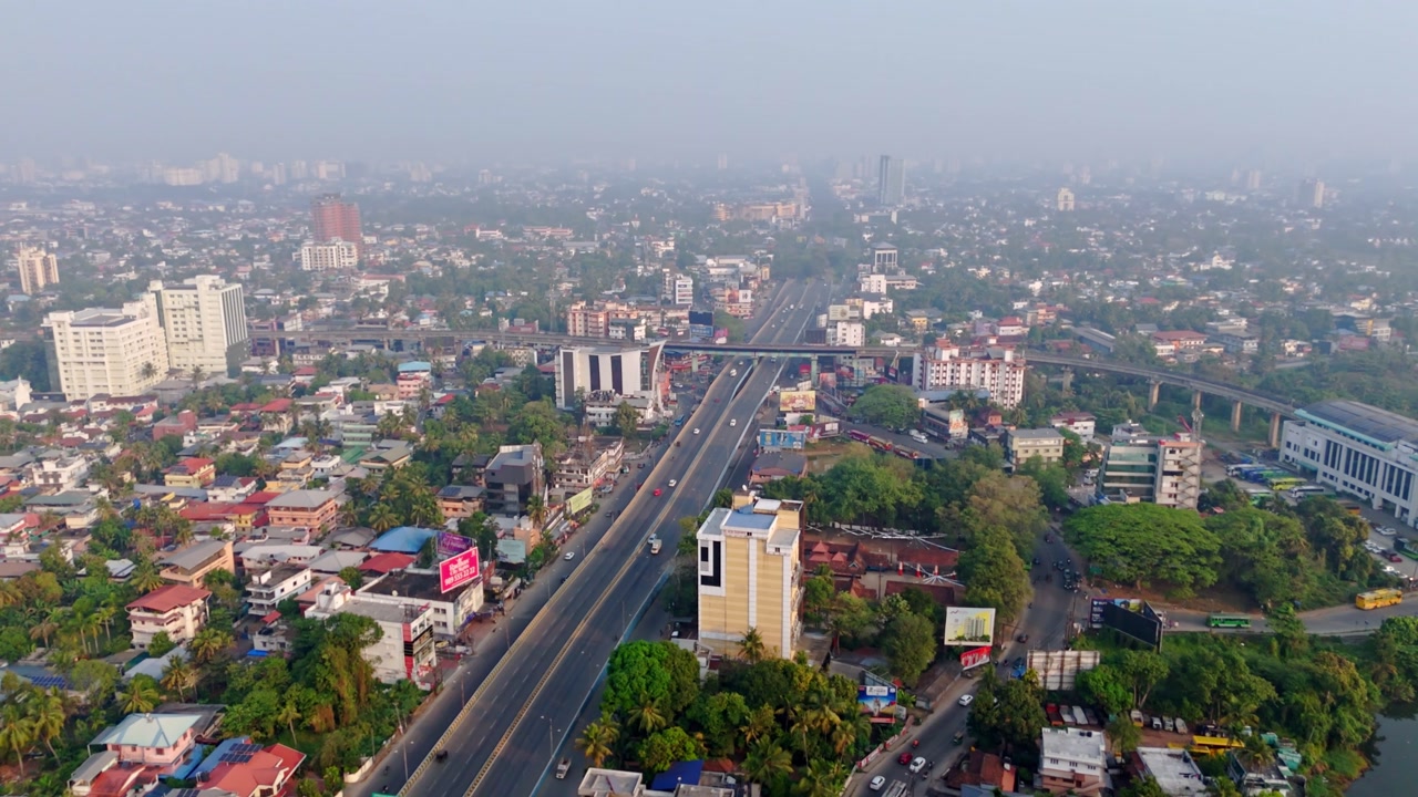 Panoramica aerea della città di Ernakulam, riprese da drone di Kochi Vyttila, scatti aerei di edifici residenziali nell'area della città del Kerala, la capitale finanziaria del Kerala.