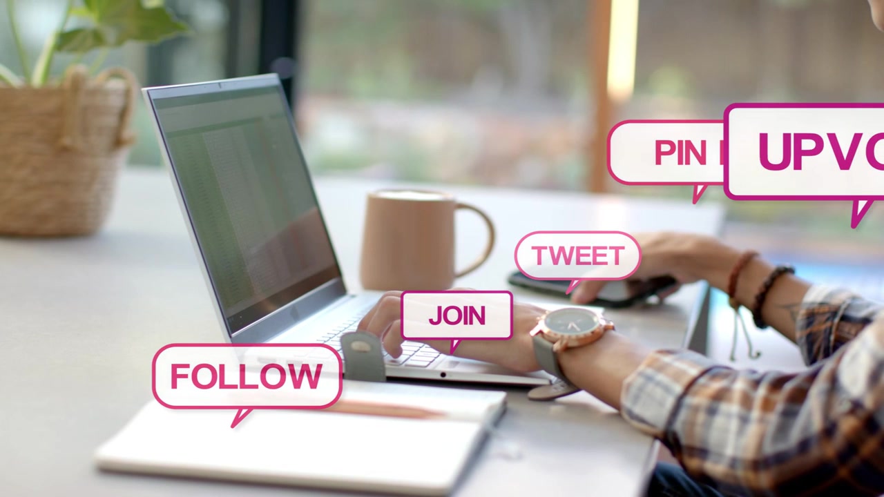 Uomo che digita al portatile, con fumetti rosa che appaiono, portandolo a prendere il telefono e a gestire i social media.