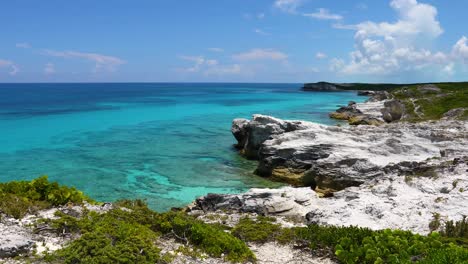 video estático de una pintoresca escena de playa en exuma en las bahamas