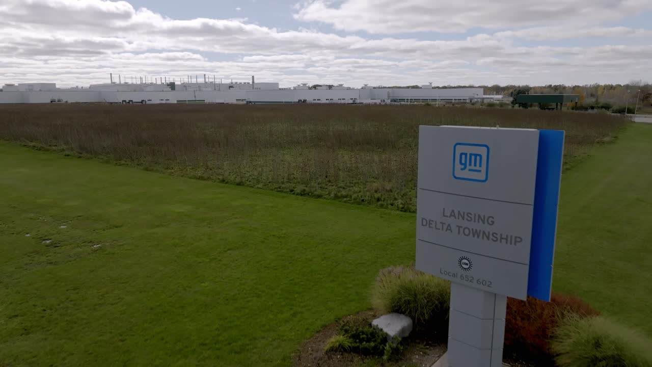 general motors planta de automóviles en el municipio de delta, michigan con video de drones moviéndose hacia adelante y hacia arriba mostrando la señal y la planta