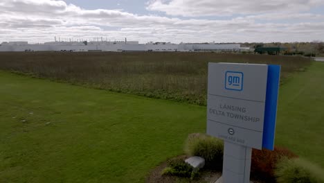 Planta-De-Automóviles-De-General-Motors-En-El-Municipio-De-Delta,-Michigan,-Con-Un-Vídeo-De-Un-Dron-Avanzando-Y-Subiendo-Mostrando-Un-Cartel-Y-Una-Planta