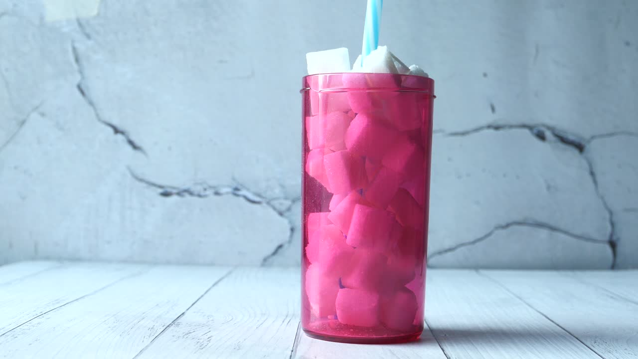 설탕 큐브와 함께 분홍색 블러