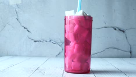 vaso rosa con cubos de azúcar