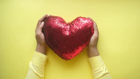 corazón de pañuelos rojos en las manos
