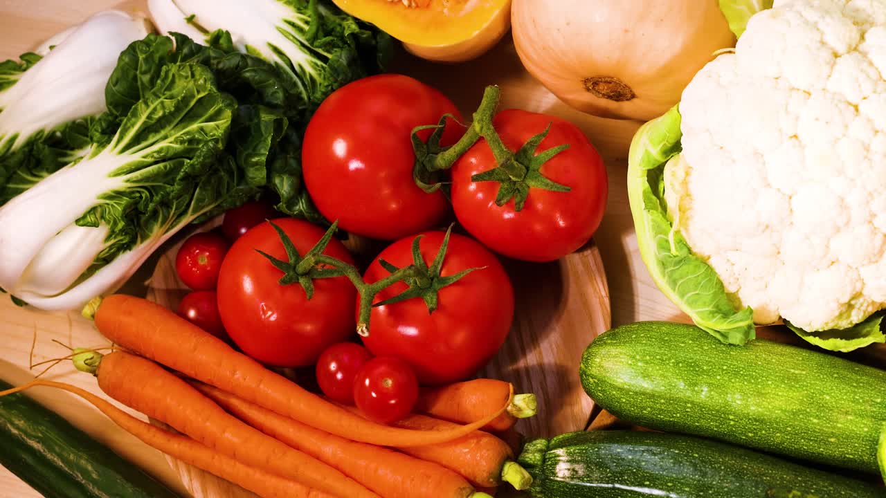 신선 한 채소 의 활기찬 혼합물 이 전시 되어 있다