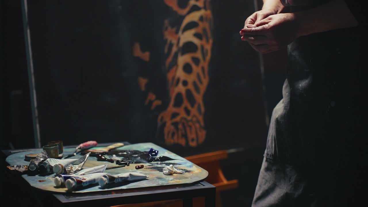 Artista che dipinge in studio
