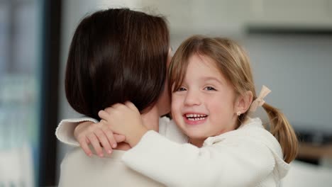 niña niña abrazando a su madre, adorable niña hija abrazando a su madre acurrucando disfrutar del tierno y dulce momento