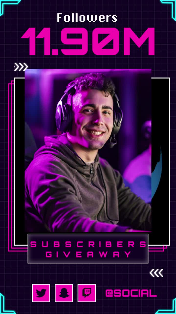 Giovane gamer sorridente con cuffie per follower sui social media
