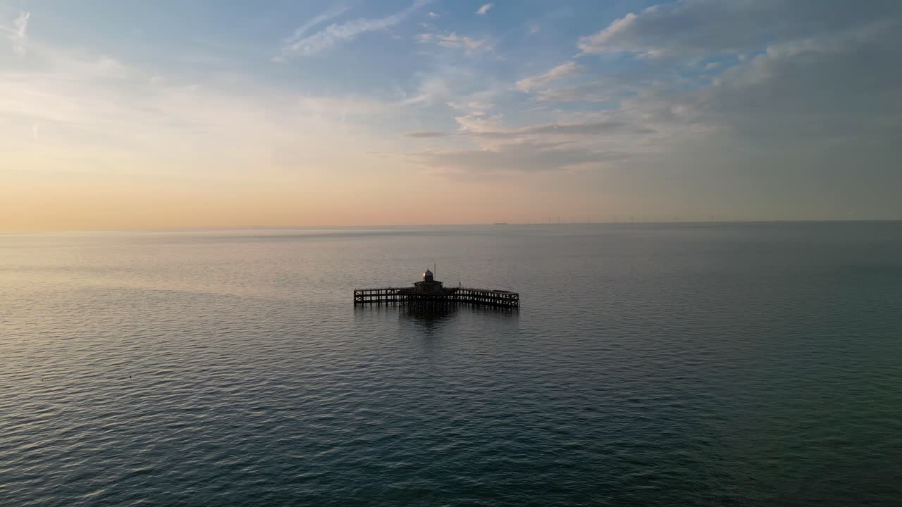 헤른 베이 피어의 유적과 그 뒤에 해가 지고 있다