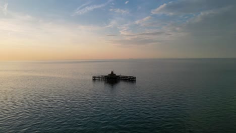 Ruinas-Del-Muelle-De-Herne-Bay-Con-Una-Puesta-De-Sol-Detrás