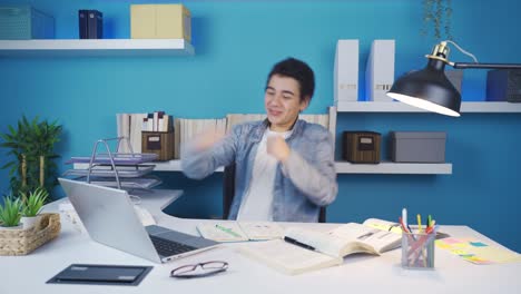 좋은 소식을 받은 젊은이는 노트북을 보면서 매우 행복해지고 노트북을 기 ⁇ 으로 안아주고 키스하기 시작합니다.