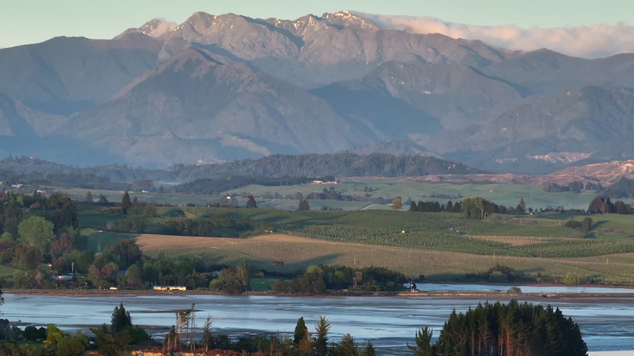 дронный снимок заснеженного, скалистого горного хребта с видом на обширную долину мотуэка и район тасман в новой зеландии.