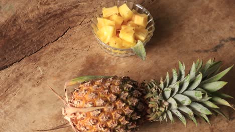 piña en el fondo de textura de madera