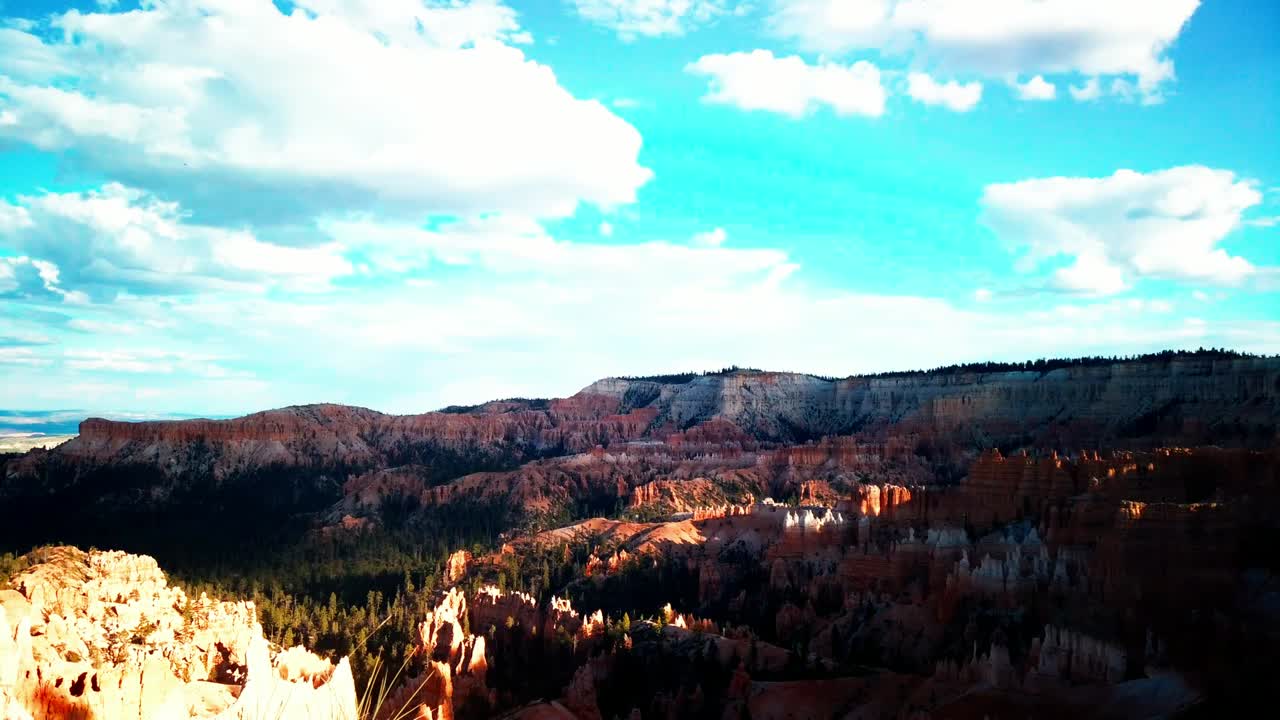 Timelapse del Bryce Canyon in una giornata di sole con nuvole soffici e cielo azzurro.