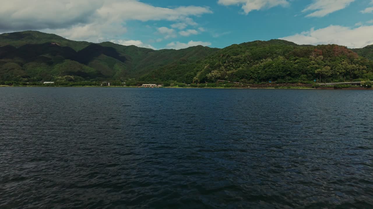 호수와 산의 풍경