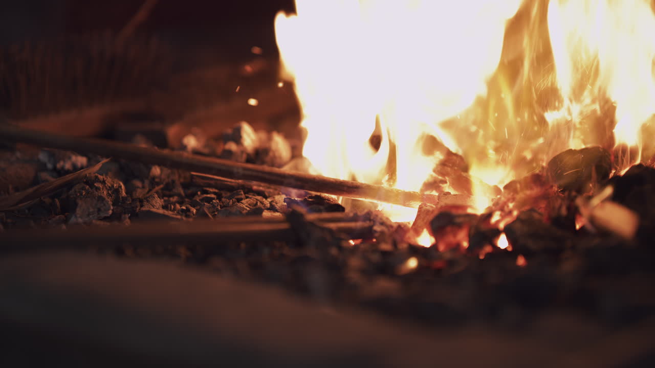 금속은 불을 통과할 때까지 금속이 아닙니다.