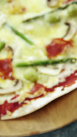 una deliciosa pizza con un vaso de cerveza
