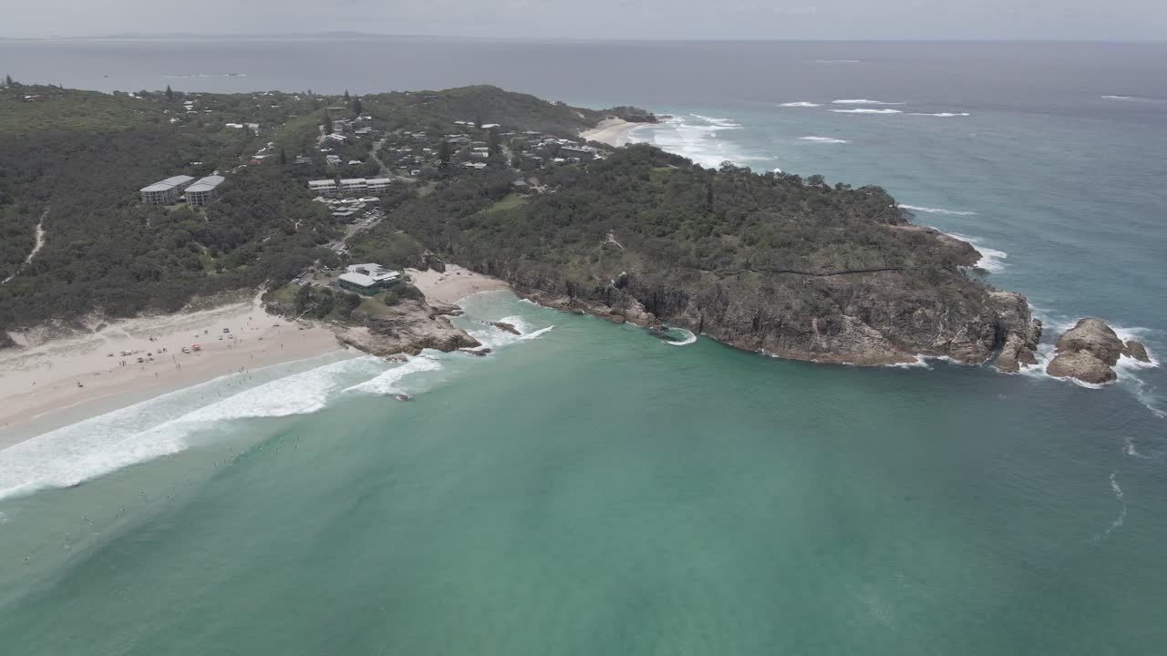 parque de cabecera y reserva de cabecera de deadmans rodeada de océano azul - playa de south gorge en verano - qld, australia