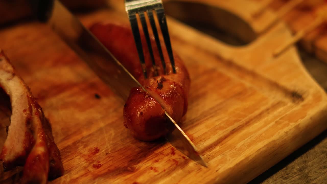 칼과 포크로 소시지를 순차적으로 잘라내는 것