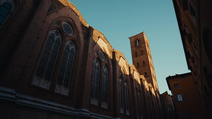 Edificio simbolo a Bologna sotto la luce del sole