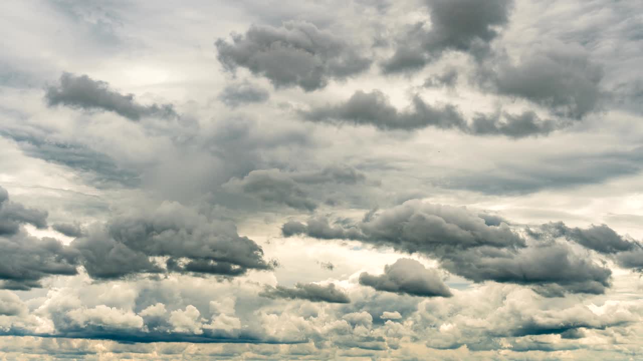 nubes de lapso de tiempo, nubes hinchadas rodantes se están moviendo, relámpagos blancos nubes delapso de tiempo. 4k lapso de tempo de nubes blancas con cielo azul, bucle de video