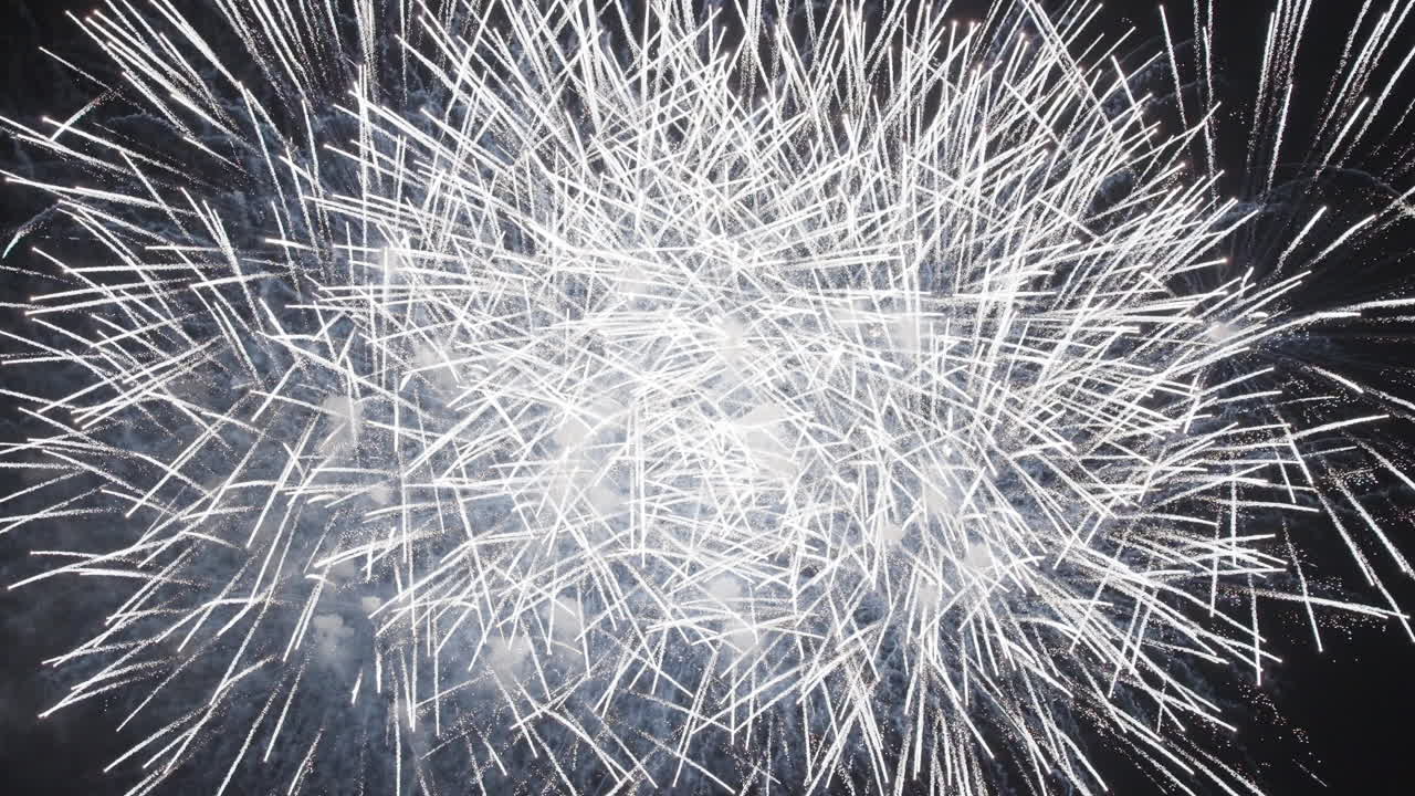 밤 하늘 에서 다채로운 불꽃놀이