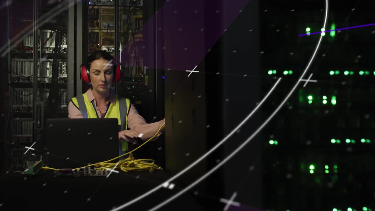 animación del procesamiento de datos sobre ingeniera de ti caucásica con computadora portátil por servidor de computadora