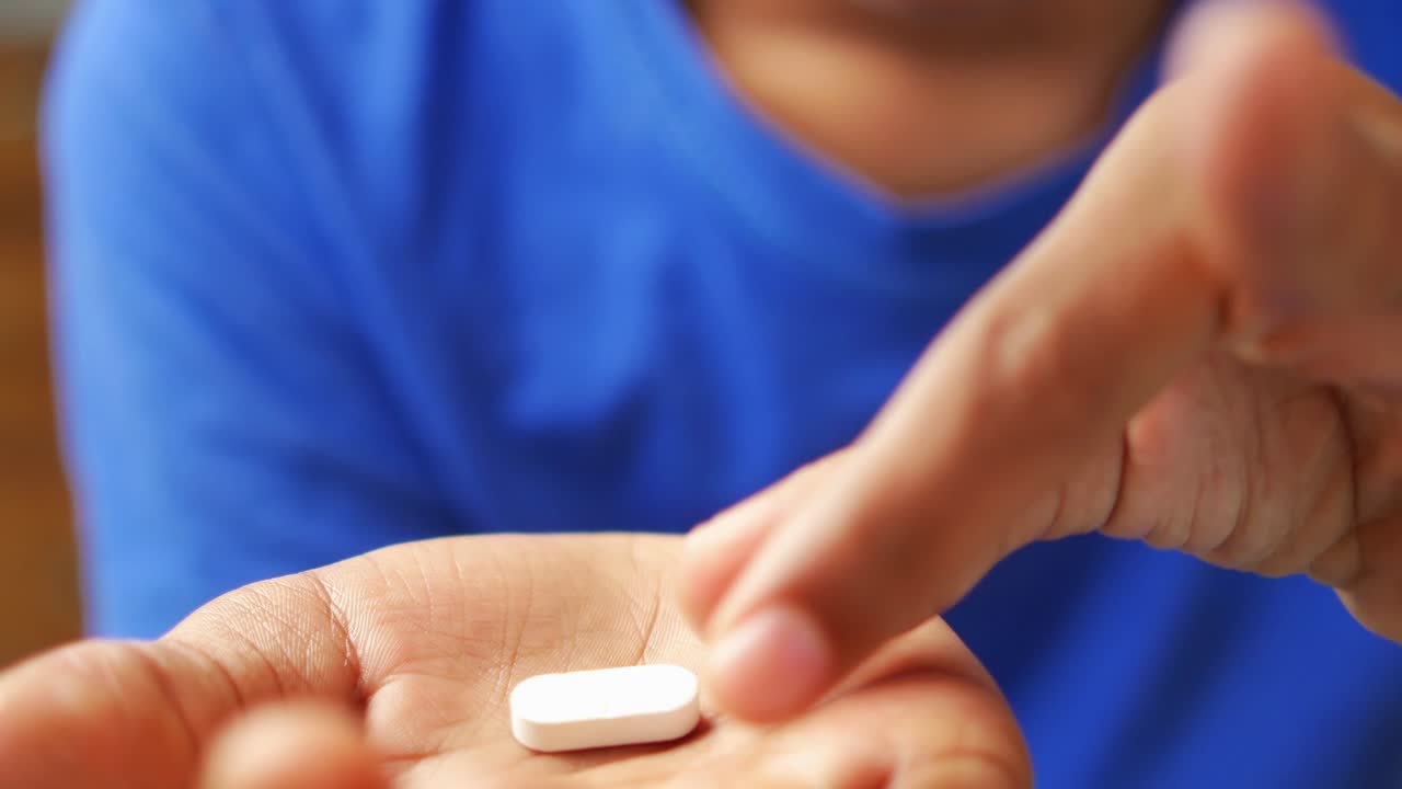 Primo piano della mano dell'uomo che tiene le pillole con spazio per la copia