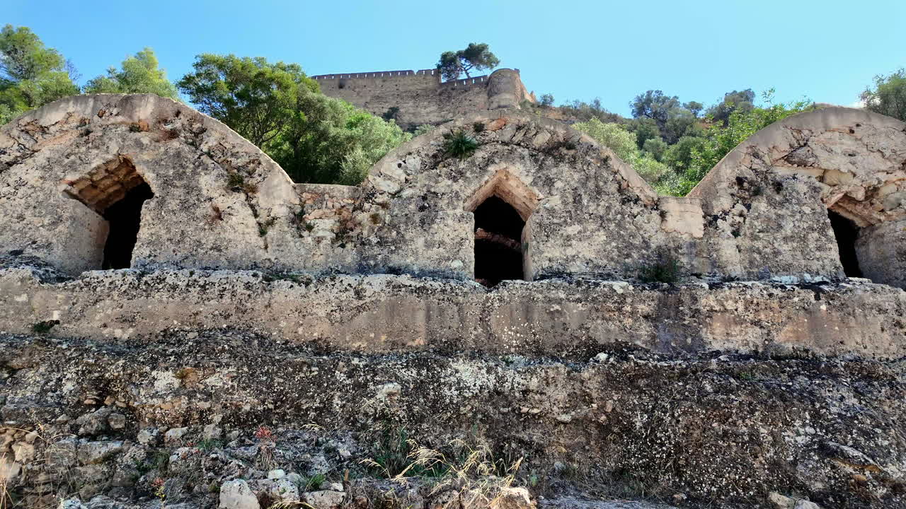 Le cisterne del Castello di Xàtiva sono una delle caratteristiche ingegneristiche più trascurate della fortezza. Il castello si trova su una cresta a quasi 300 metri sopra la città di Xàtiva