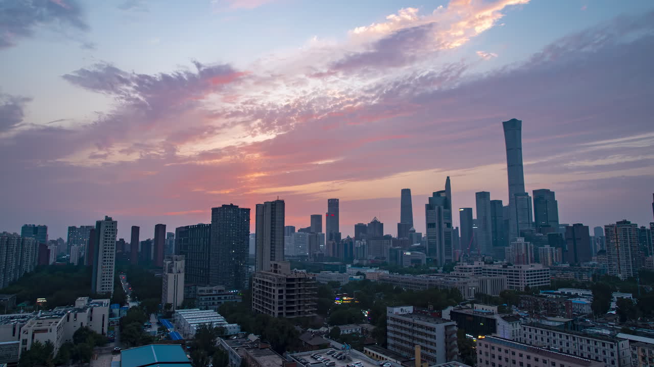 타임 스 (timelapse) 도시 스카이 라인 (skyline) 위의 아름다운 해가 뜨는 곳, 초고층 빌딩, 현대 도시의 아침 안개 구름에 둘러싸인 랜드마크 건물
