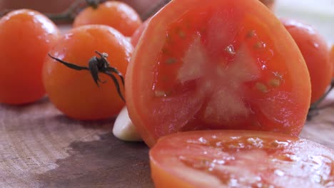 Rodajas-De-Tomate-En-La-Tabla-De-Cortar-Se-Mueven-Lentamente-Hacia-Atrás