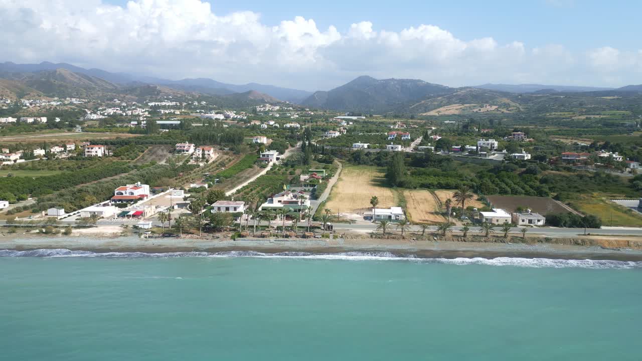 vista costera de la bahía de chrysochous con aguas turquesas y vegetación circundante, de día