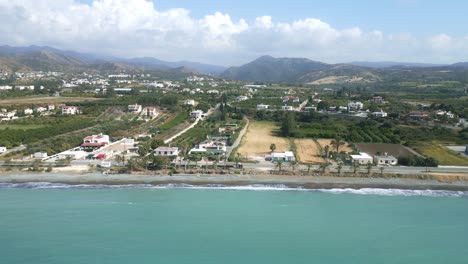 Vista-Costera-De-La-Bahía-De-Chrysochous-Con-Aguas-Turquesas-Y-Vegetación-Circundante,-Durante-El-Día