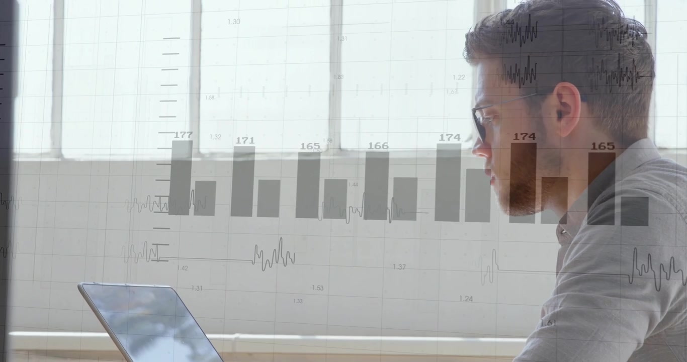 Uomo che digita sul laptop controllando le statistiche tecniche, con barre animate che si formano e scorrono in una riga sullo schermo.