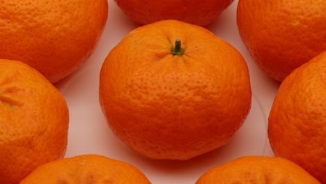mandarina fresca de calabria, sur de italia, en exhibición girando