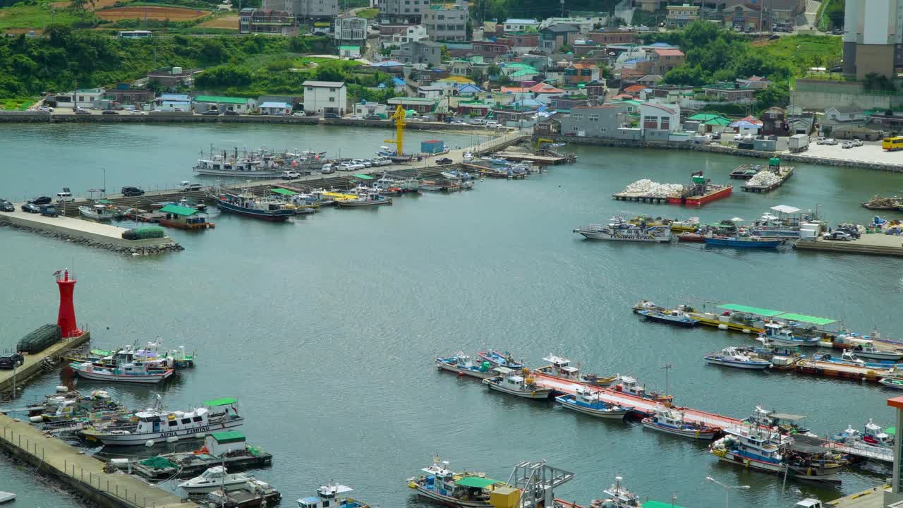 거제시 근처 한국 거제도 섬의 고요한 만과 정박지의 정적인 전망