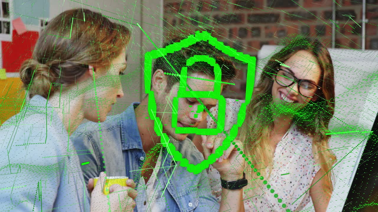 animación del icono del candado de seguridad sobre diversos colegas discutiendo juntos en la oficina