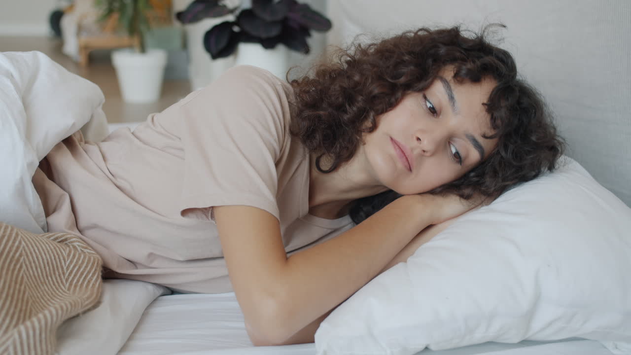mujer durmiendo en la cama