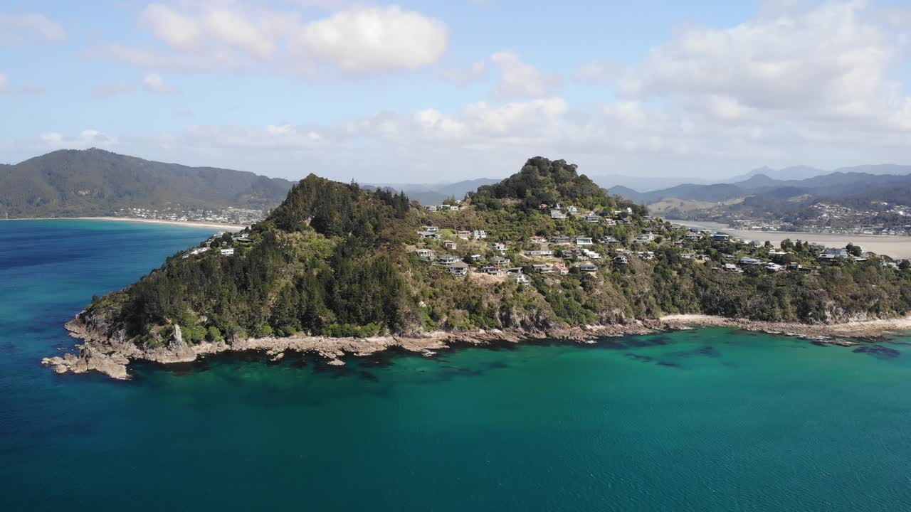 vista aérea del monte paku, colina sobre la costa del océano pacífico sur, península de coromandel, nueva zelanda