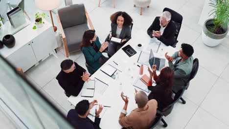 equipe de negócios diversificada comemorando o sucesso em uma reunião